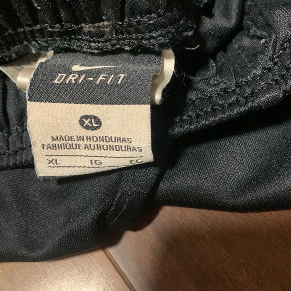 Boys XL black Nike shorts - Picture 3 of 3